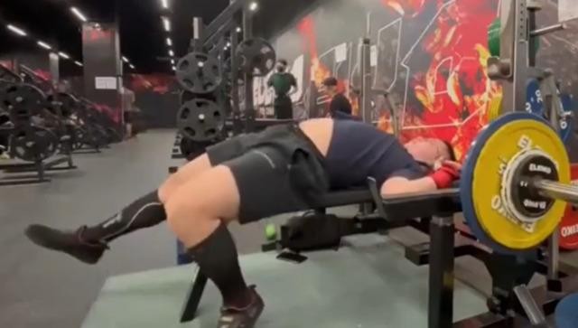 230 kiloluq ştanq qəfil idmançının boğazına düşdü -Kabus dolu anlar (Foto)